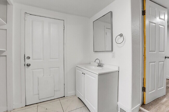 Building Photo - $2,850 - 3 Bed, 2 Bath Updated Home in Den...