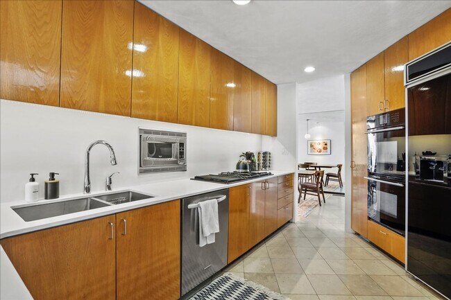 Building Photo - 4010 Clubhouse Dr