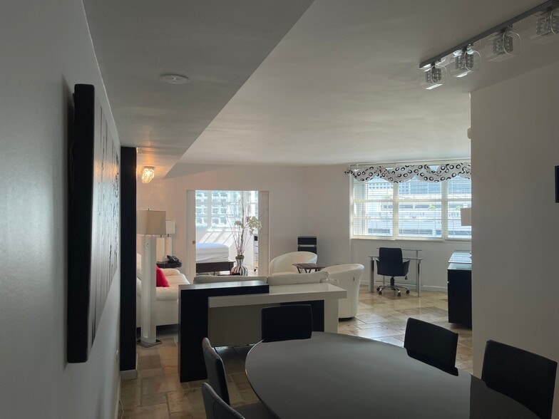 Building Photo - 825 Brickell Bay Dr