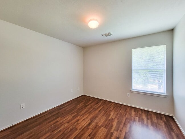 Building Photo - BEAUTIFUL 3 BEDROOM 2 BATH TOWNHOME THAAT ...