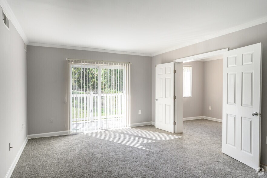 2BR + Den, 2BA - 870SF - Living Room - Oxon Hill Village