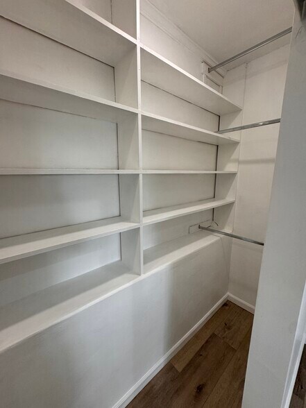 Building Photo - 1726 Bryn Mawr Ave