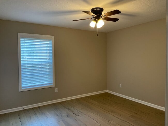 Building Photo - Adorable 3 Bedroom Home in Cowan!