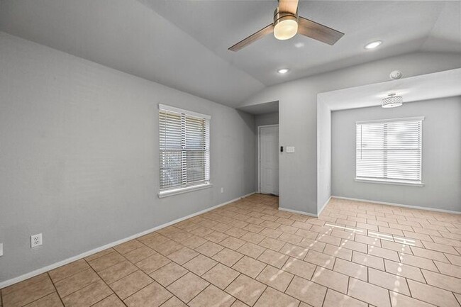Building Photo - Two Bedroom Duplex For Rent in Cedar Hill.
