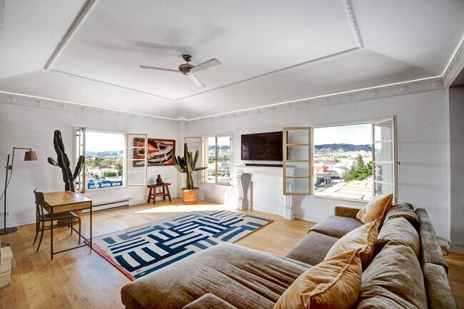 Building Photo - 109 N Sycamore Ave