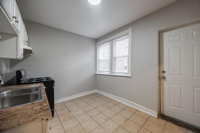 Building Photo - 6304 N Oakley Ave