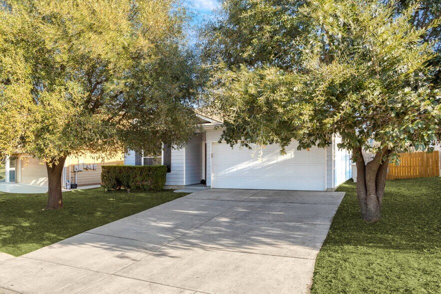 Building Photo - 11720 Basil Grass