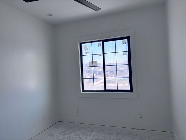 Building Photo - Awesome 5 bed 2.5 Bath Desert Canyons Home...