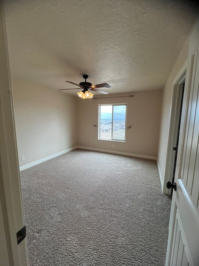 Building Photo - Beautiful Custom Home in Fiddlers Canyon
