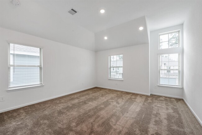 Building Photo - 653 Royal Arch Dr