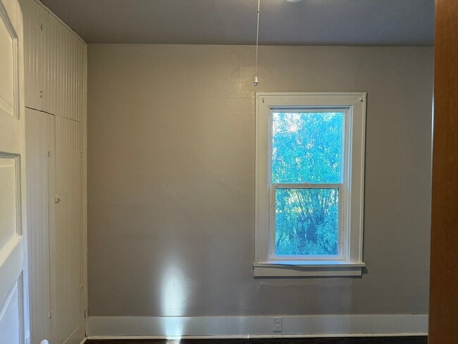 Building Photo - 2 Bed, 1 Bath Home