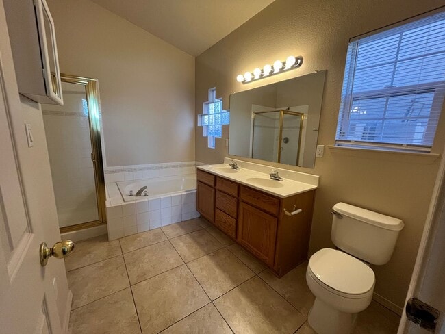 Building Photo - Spacious 3 Bedroom 2 Bathroom Home In The NE!