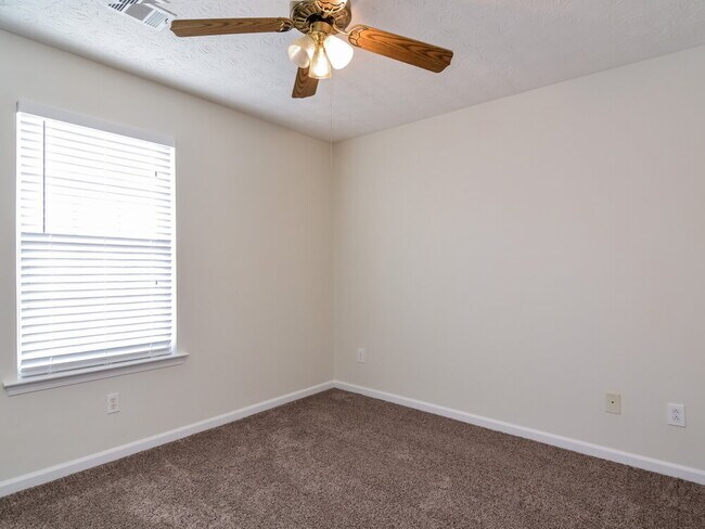 Building Photo - 142 Weatherstone Square Dr