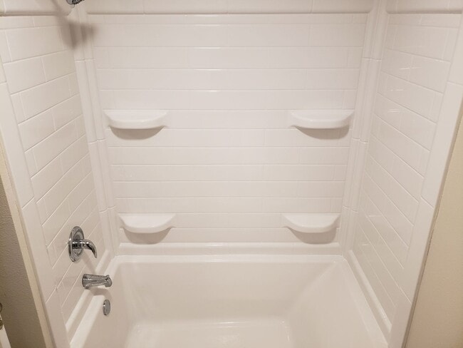 Building Photo - SPACIOUS 3 BEDROOM 2 BATH AVAILABLE NOW!!