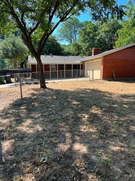 Building Photo - 2501 White Oak Ln