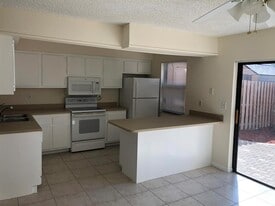 Building Photo - 803 Sandtree Dr