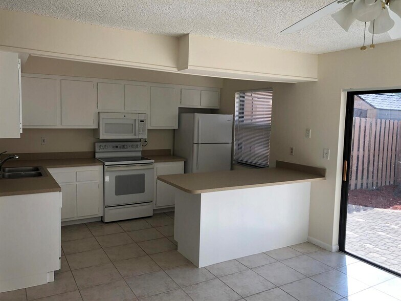 Primary Photo - 803 Sandtree Dr
