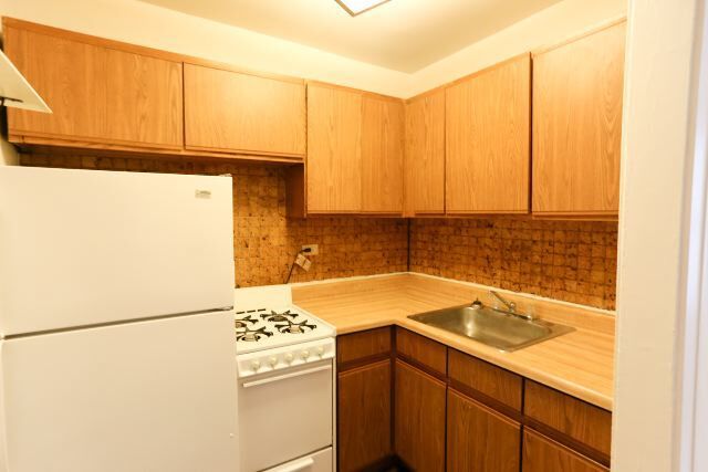 Building Photo - 629 W Belmont Ave