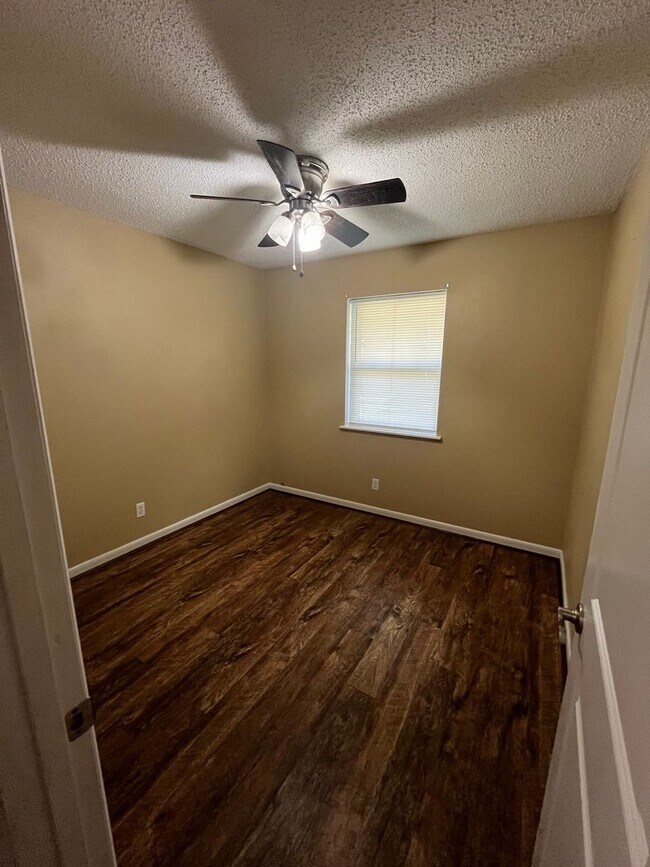Building Photo - Convenient Jacksonville Location