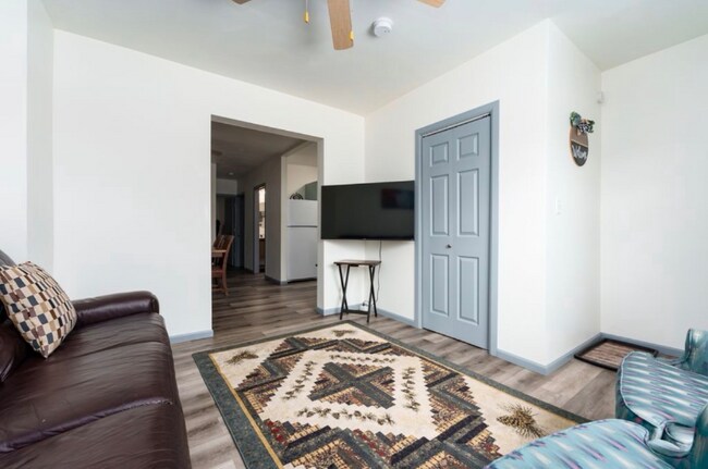 Building Photo - 708 Mills St