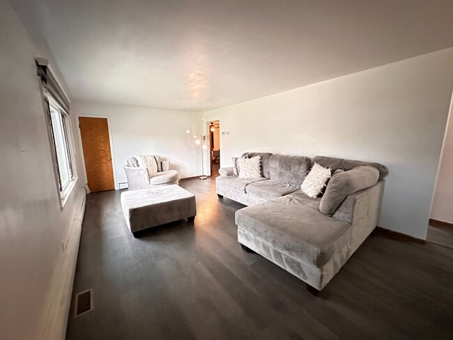 Building Photo - Welcome to this gem located in the heart of Perry township!