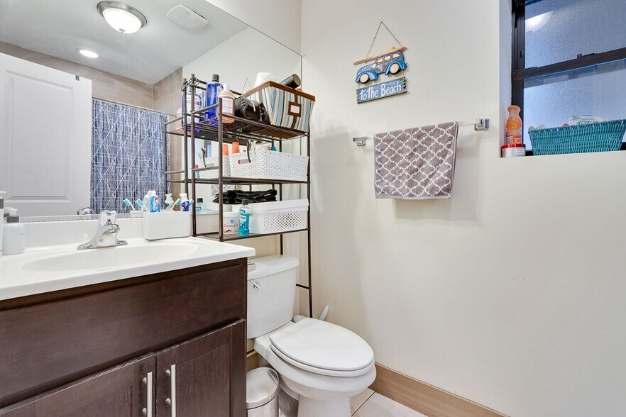 Building Photo - 1823 W Leland Ave