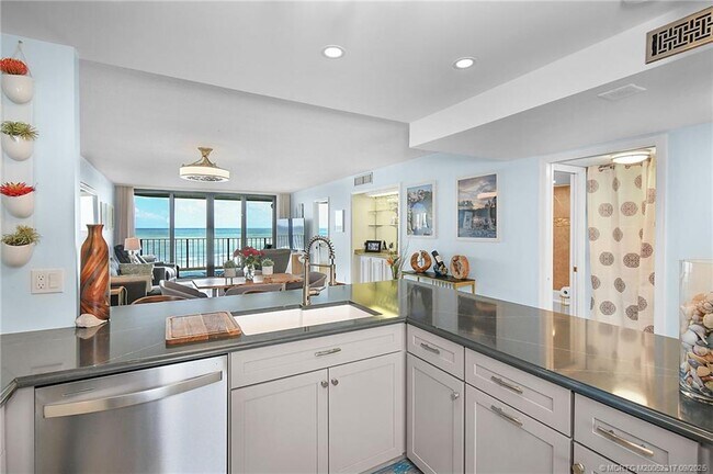 Building Photo - 10000 S Ocean Dr