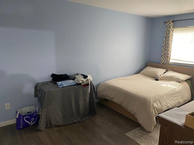 Building Photo - Charming Rochester Condo