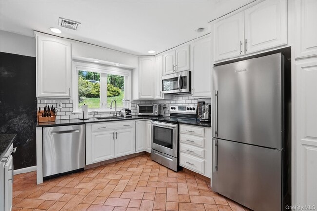 Building Photo - 19 Skyview Dr