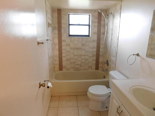 Building Photo - 902 Plum Tree Ln