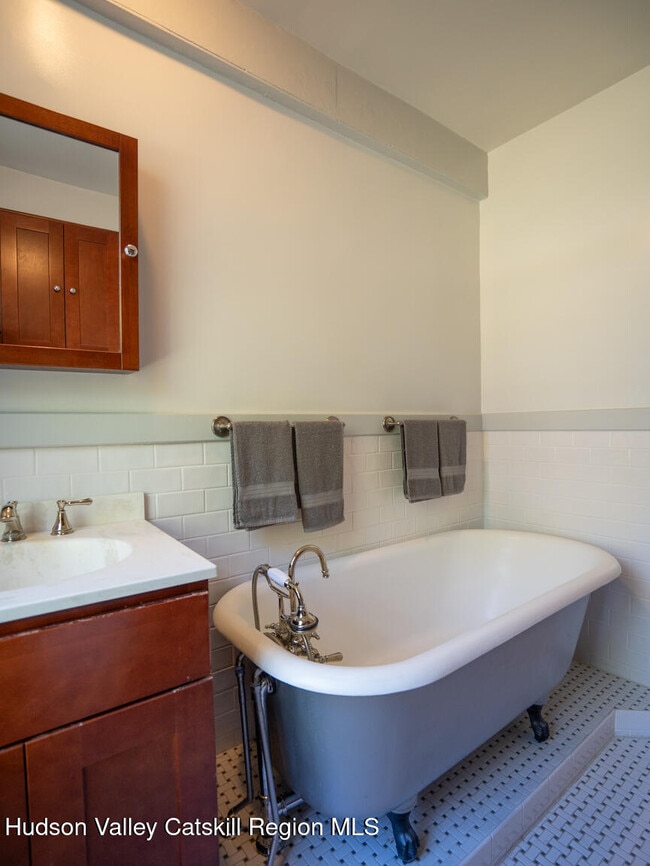 Building Photo - 2704 NY-9H