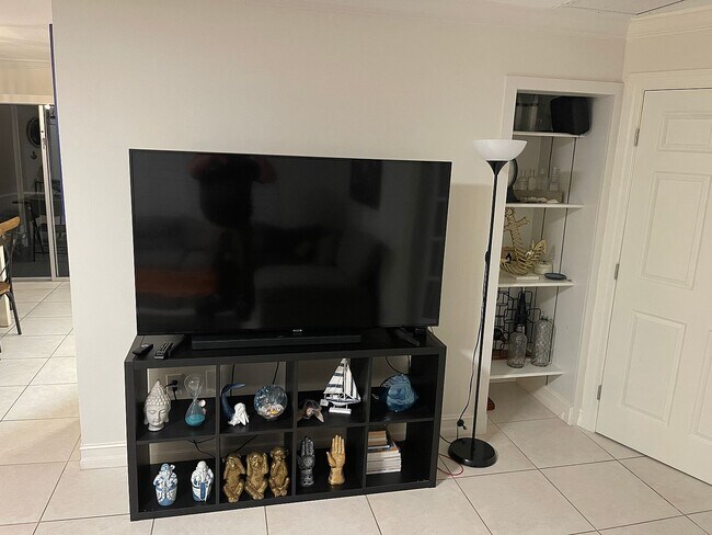 Building Photo - 1337 Center Ln