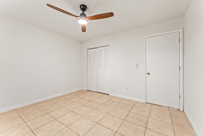 Building Photo - Charming 2-Bed Duplex Retreat in Edgewater...