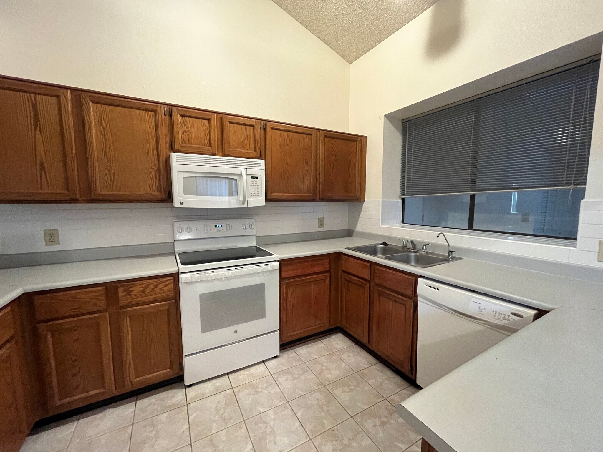 Building Photo - 4175 E Cholla Canyon Dr