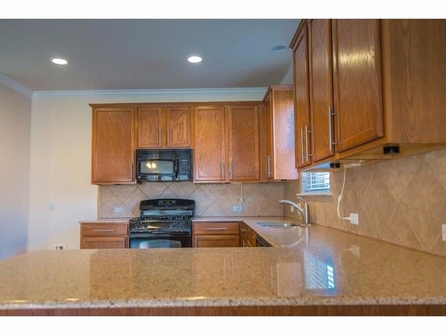 Building Photo - 4 bed 2.5 bath in Brookstone Community!!