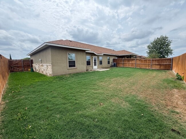 Building Photo - 3 bed 2 bath with Garage and fenced in back yard