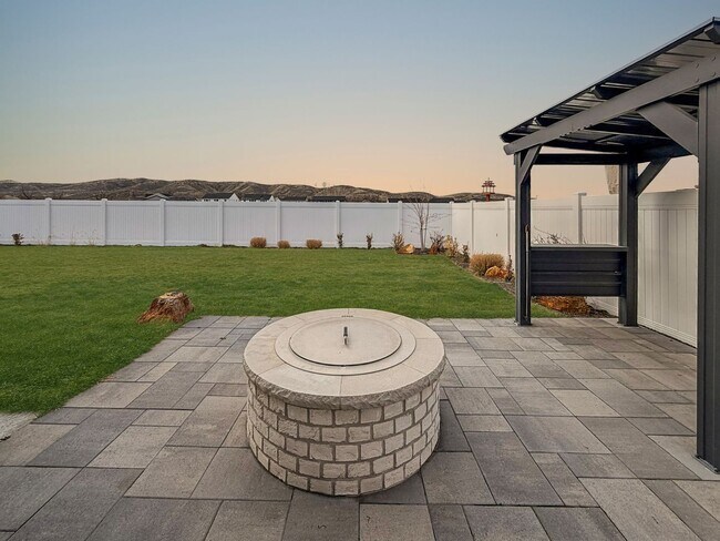 Building Photo - Stunning 4-Bedroom Home in Boise's Premier Dry Creek Ranch Community