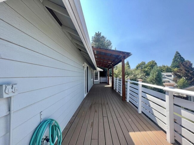 Building Photo - 1062 Thelma Way