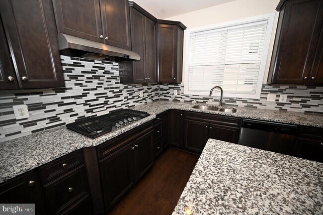 Building Photo - 2413 Glenallan Ave