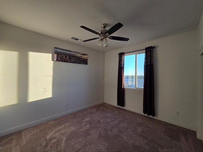 Building Photo - 705 Skansen St