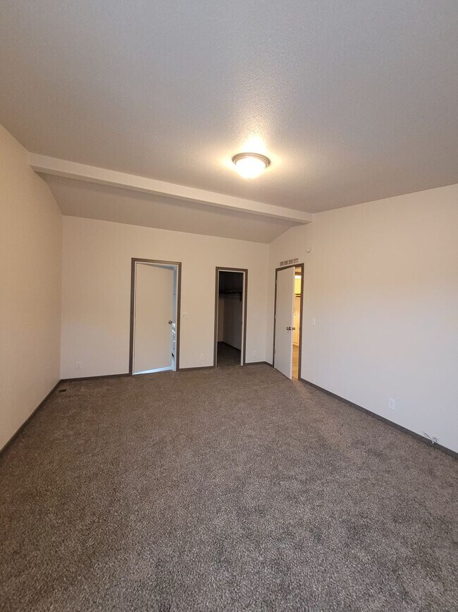 Building Photo - 3Bed : 2Bath Home with 2 Car Garage and Ac...