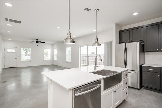 Building Photo - 3014 E 14th 1/2 St