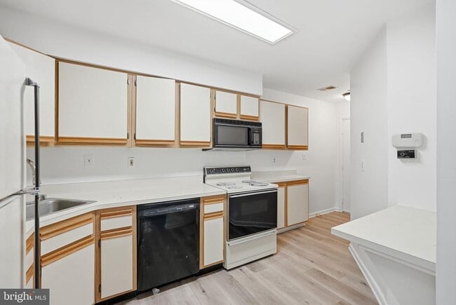 Building Photo - 13405 Shady Knoll Dr