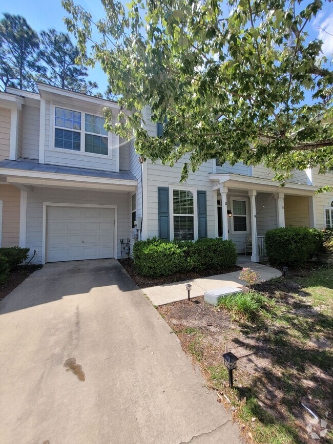Building Photo - Spacious Three Bedroom Townhome in Wellstone!