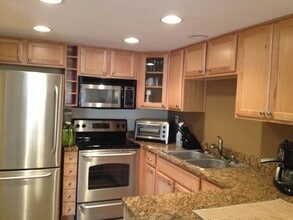 Building Photo - RB Luxury 2 Br Townhome 2 car spots Laundry $3190 TEXT 619-565-3468