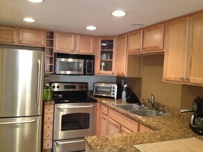 Building Photo - RB Luxury 2 Br Townhome 2 car spots Laundry $3190 TEXT 760-715-5861