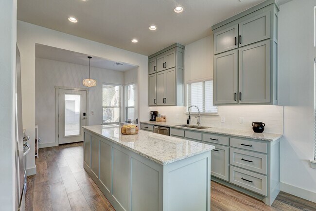 Building Photo - Stunning 4 Bedroom 3 Bath Home