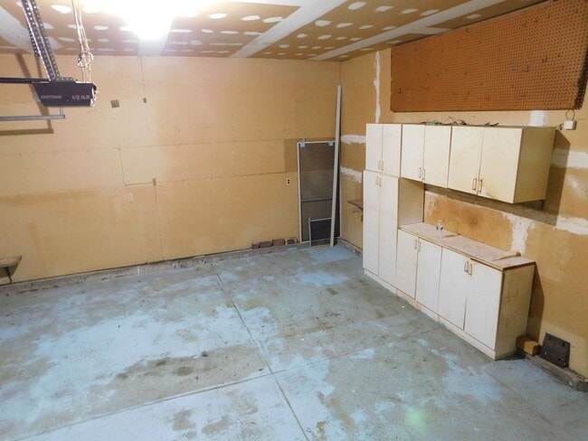 Building Photo - Stunning 5 Bedroom 3 Bathroom home!