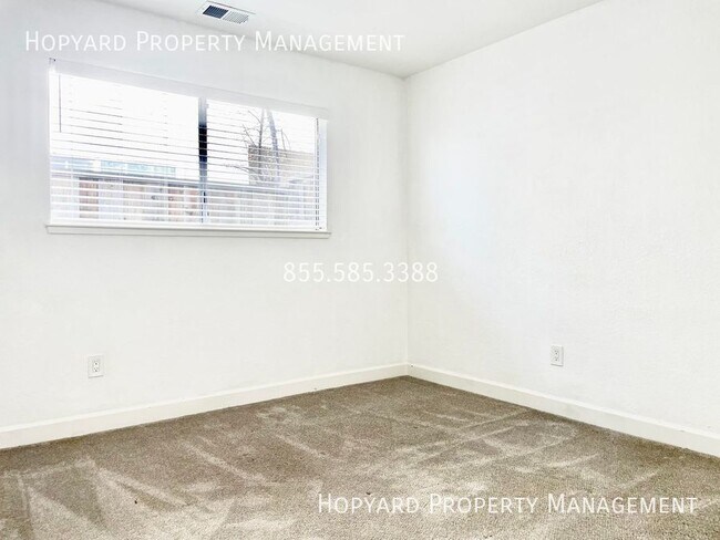 Building Photo - 5497 Lean Ave