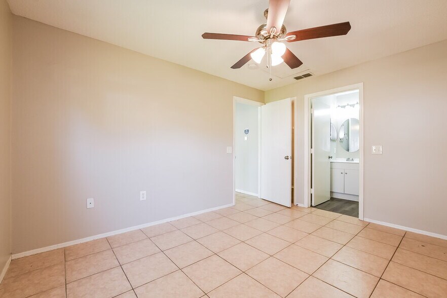 Building Photo - 770 Lucaya Dr